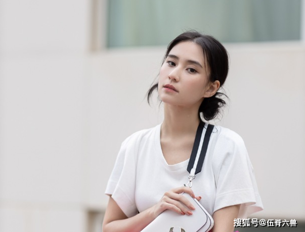 赌王儿女关系破冰？何超莲发杂志硬照，四房长