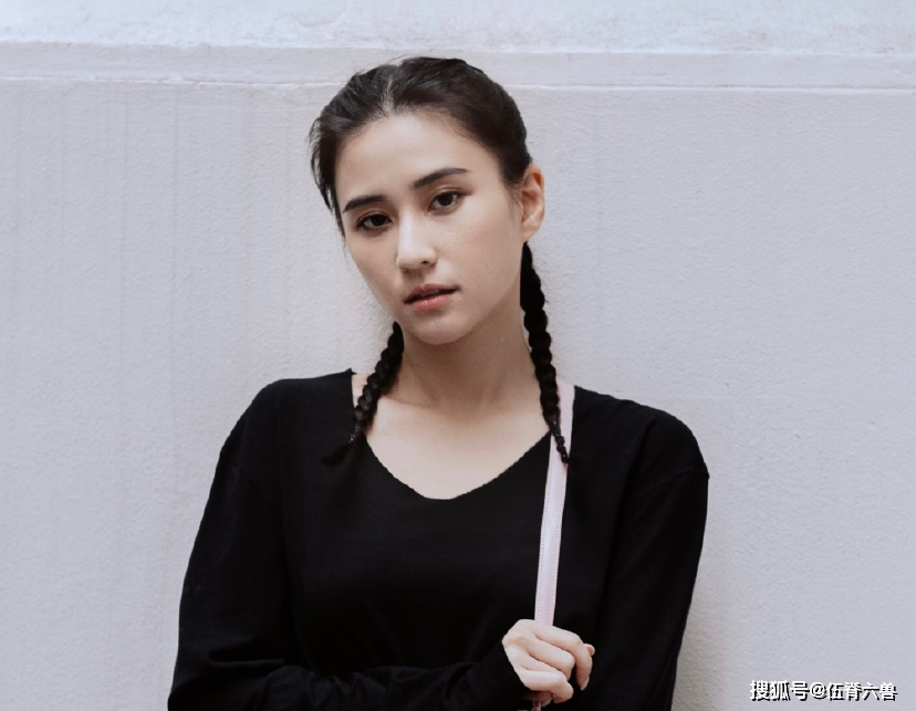 赌王儿女关系破冰？何超莲发杂志硬照，四房长