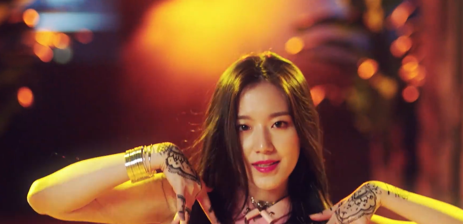 女团忙内出道时期的模样，15岁的郑秀晶稚嫩，