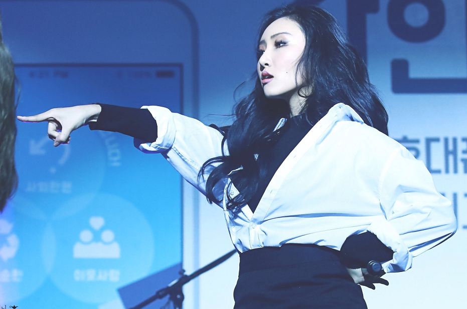 女团忙内出道时期的模样，15岁的郑秀晶稚嫩，