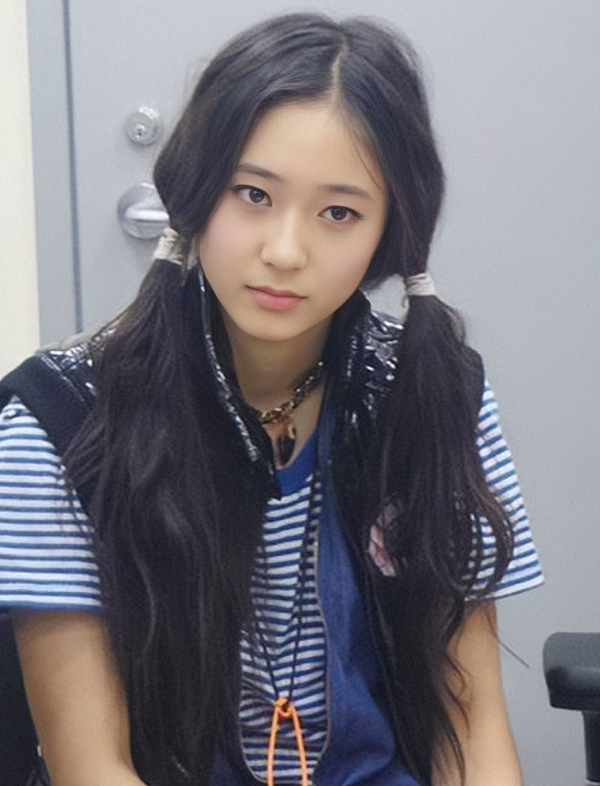 女团忙内出道时期的模样，15岁的郑秀晶稚嫩，