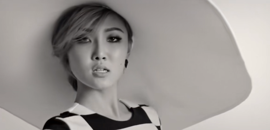 女团忙内出道时期的模样，15岁的郑秀晶稚嫩，