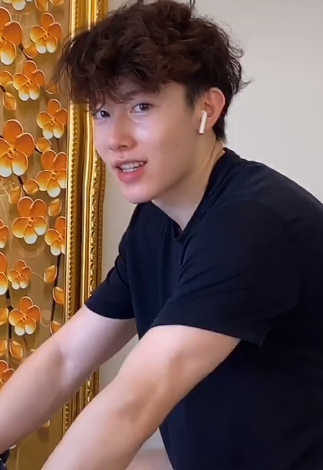 “齐妃”罕见晒儿健身照，五官优越身形健硕，