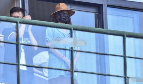 林志玲低调现身支持丈夫打球,结婚后容貌大变