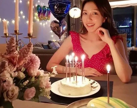 李泽楷新女友被嘲像丫鬟!为何大家怀念不后悔