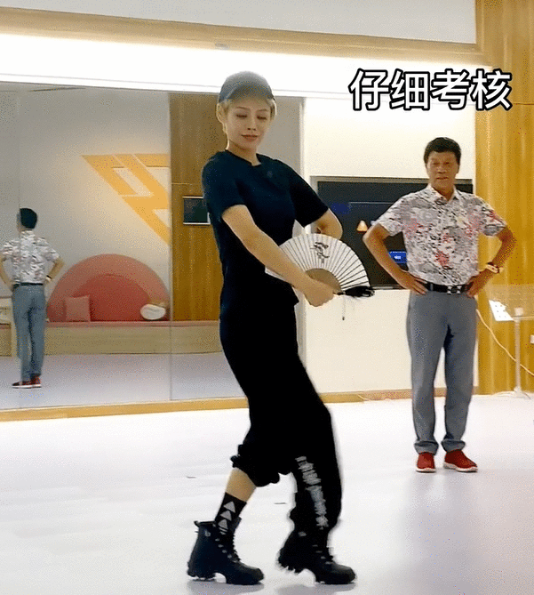 宁静与父亲同框比舞，宁爸满头黑发活力四射，