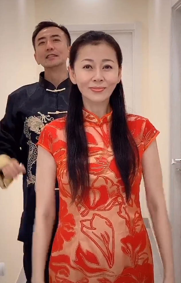 “齐妃”罕见晒儿健身照,五官优越身形健硕,