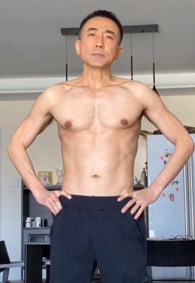 “齐妃”罕见晒儿健身照，五官优越身形健硕，