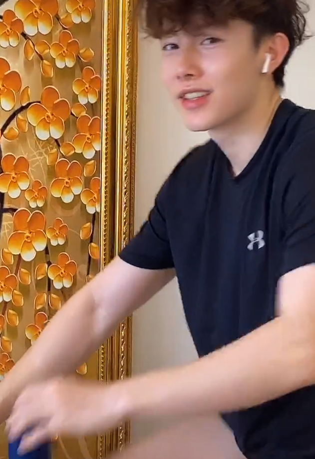 “齐妃”罕见晒儿健身照，五官优越身形健硕，