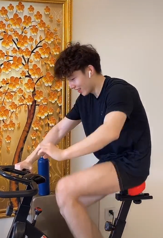 “齐妃”罕见晒儿健身照，五官优越身形健硕，