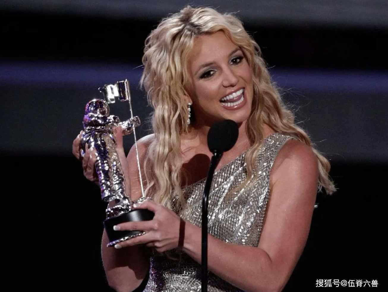 17岁成歌坛传奇，被父亲监护12年，38岁布兰妮其