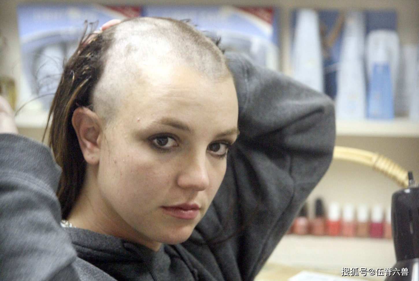 17岁成歌坛传奇，被父亲监护12年，38岁布兰妮其