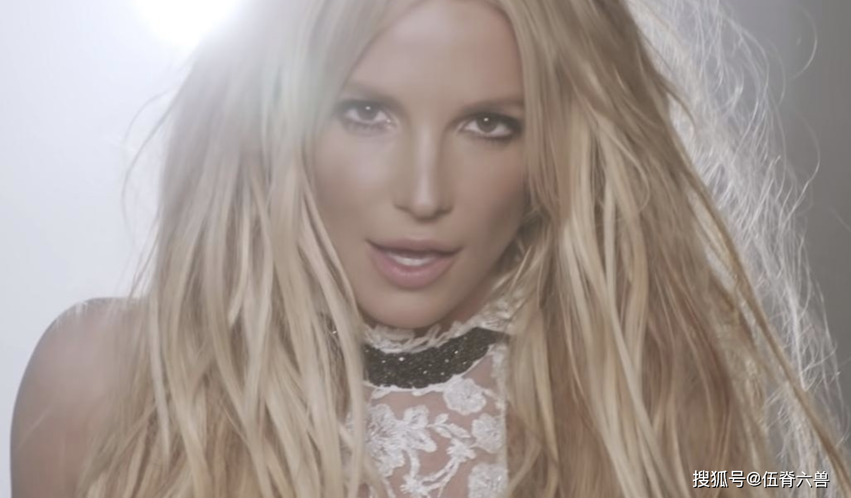 17岁成歌坛传奇，被父亲监护12年，38岁布兰妮其