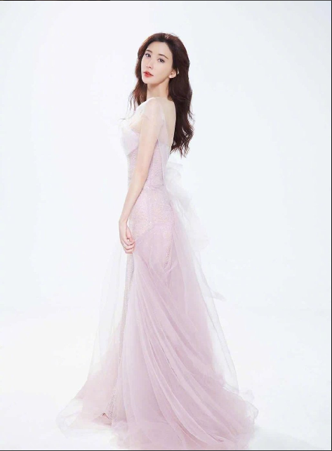 林志玲低调现身支持丈夫打球，结婚后容貌大变