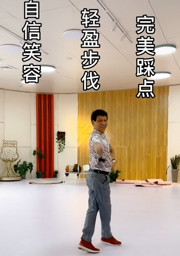 宁静与父亲同框比舞,宁爸满头黑发活力四射,