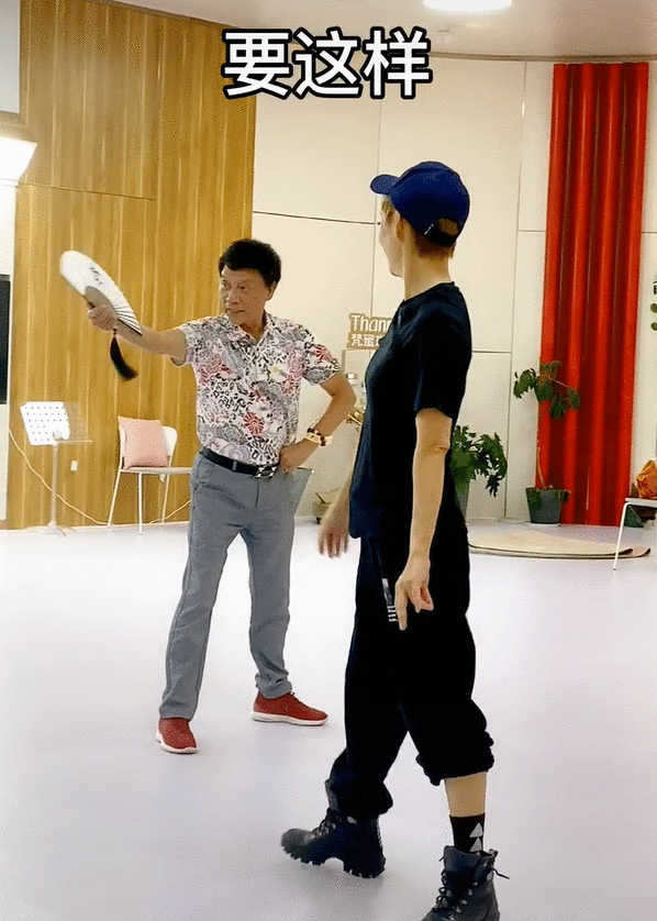 宁静与父亲同框比舞,宁爸满头黑发活力四射,