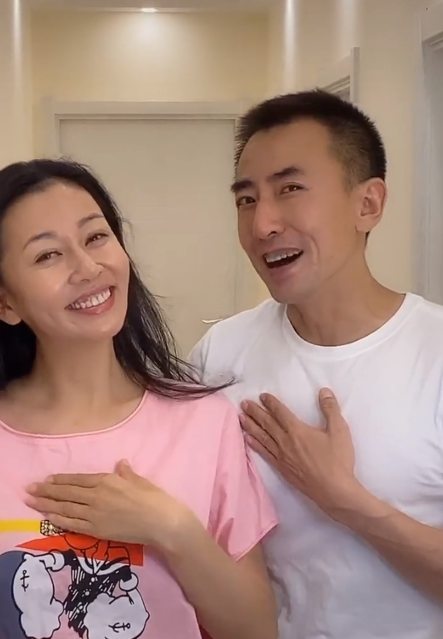 “齐妃”罕见晒儿健身照，五官优越身形健硕，