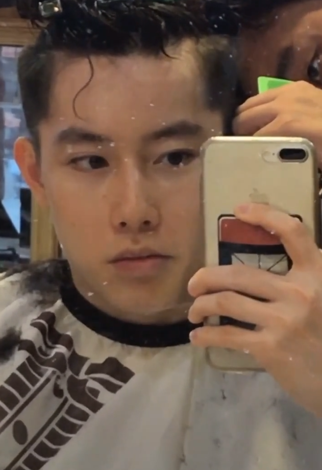 “齐妃”罕见晒儿健身照，五官优越身形健硕，