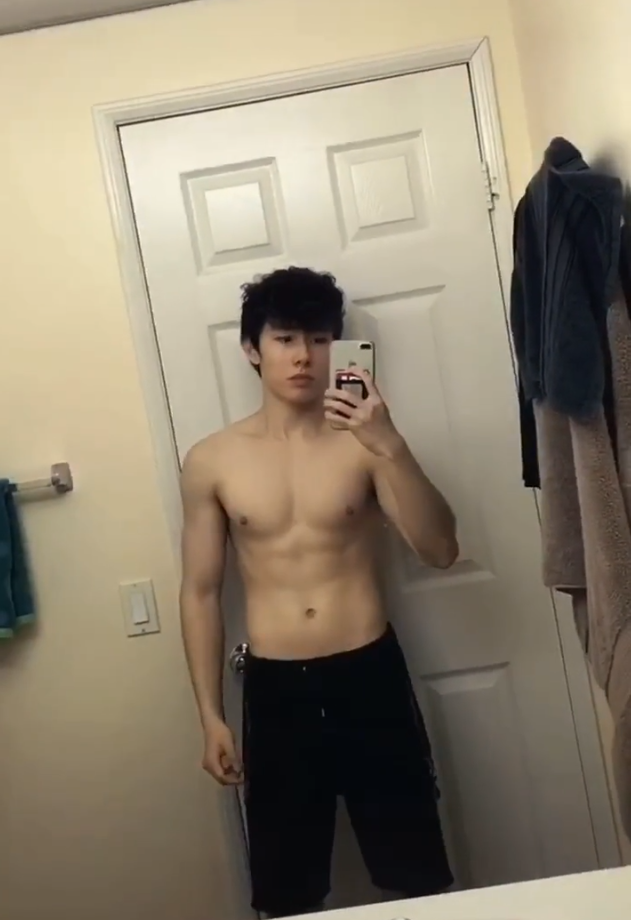 “齐妃”罕见晒儿健身照，五官优越身形健硕，