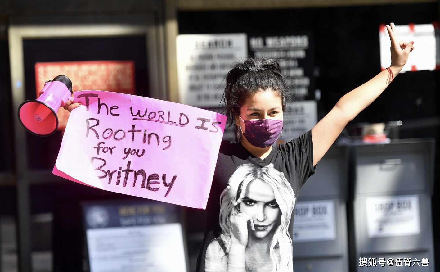 17岁成歌坛传奇，被父亲监护12年，38岁布兰妮其