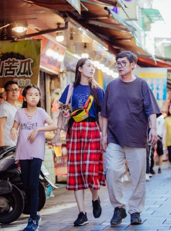 郭碧婷被传生女后，郭爸久违更博，晒午餐直言