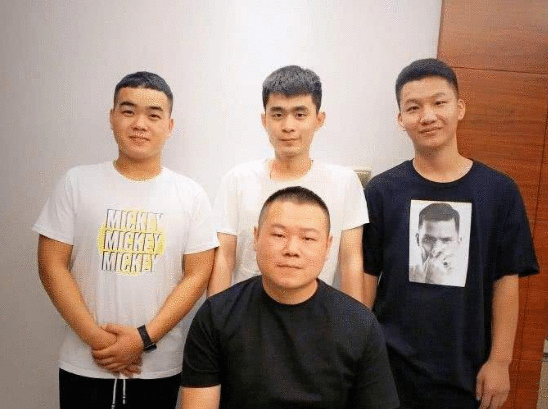 原来岳云鹏也收徒了，这个三徒弟为师父的事业