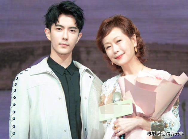 57岁叶童近况曝光，“素颜”显老态，被指不如旁