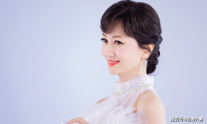 57岁叶童近况曝光，“素颜”显老态，被指不如旁