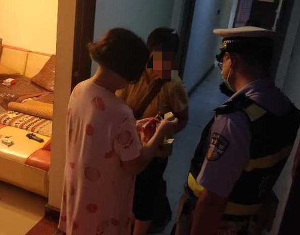女子喝醉酒错入隔壁邻居家，吓得男子赶忙报警