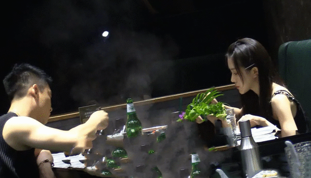 不到一月又换新女友？曹云金与三女孩聚餐，携