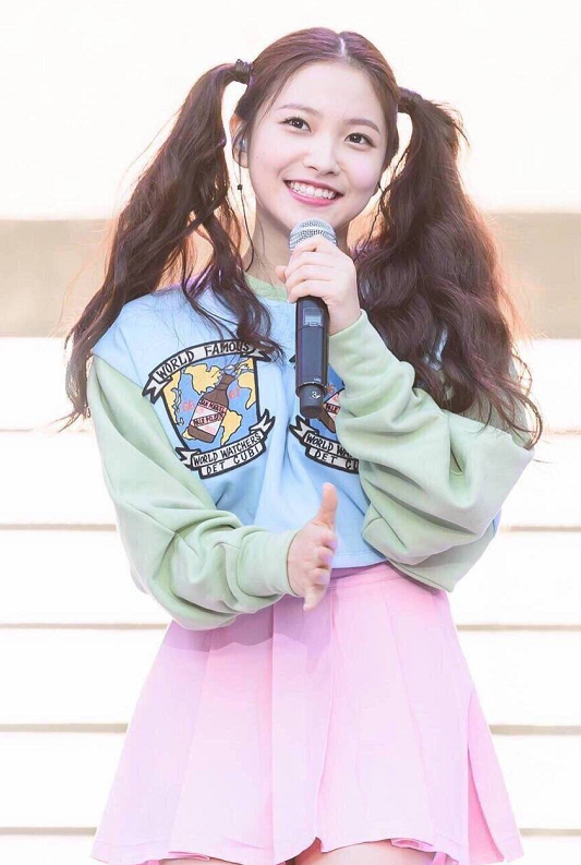 女团忙内出道时期的模样，15岁的郑秀晶稚嫩，