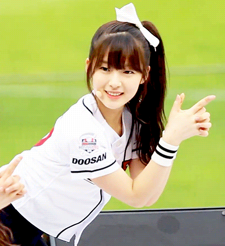 女团忙内出道时期的模样，15岁的郑秀晶稚嫩，