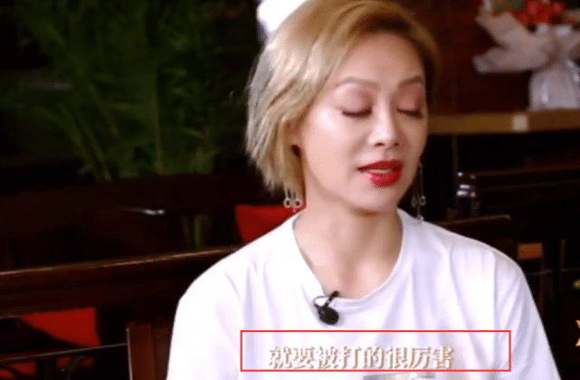 宁静与父亲同框比舞,宁爸满头黑发活力四射,