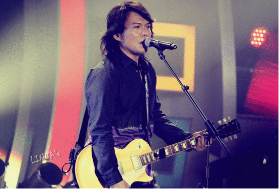 年过半百依旧豪横!伍佰屡上热搜榜,谁敢说摇