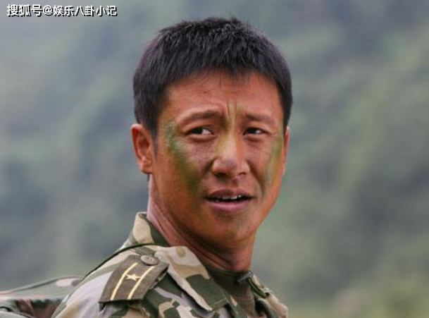 因没钱没名曾被前妻抛弃，带儿子北漂一夜成名