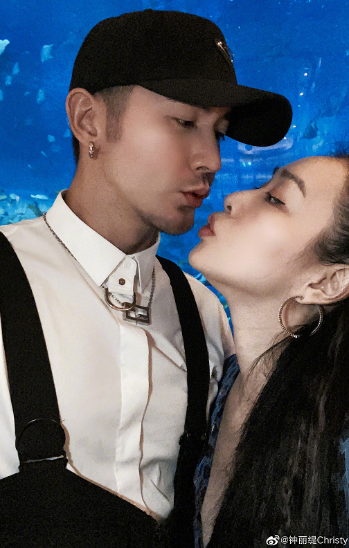 钟丽缇50岁生日将至,晒美照秀恩爱,皮肤吹弹可