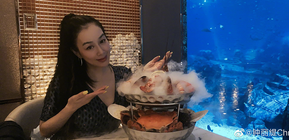 钟丽缇50岁生日将至,晒美照秀恩爱,皮肤吹弹可