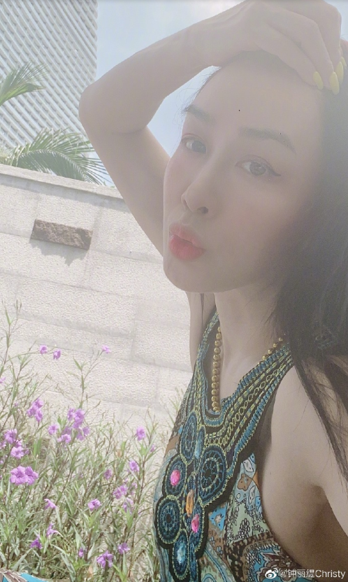 钟丽缇50岁生日将至,晒美照秀恩爱,皮肤吹弹可