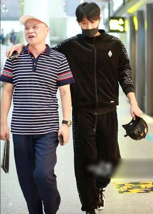 黄子韬爸爸去世，生前常发黄子韬生日话题，最