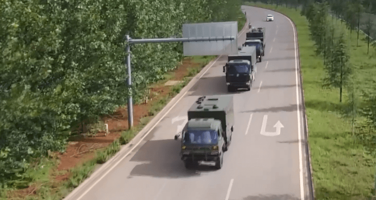 解放军高原保障能力强！无人机为前线送餐 炊事