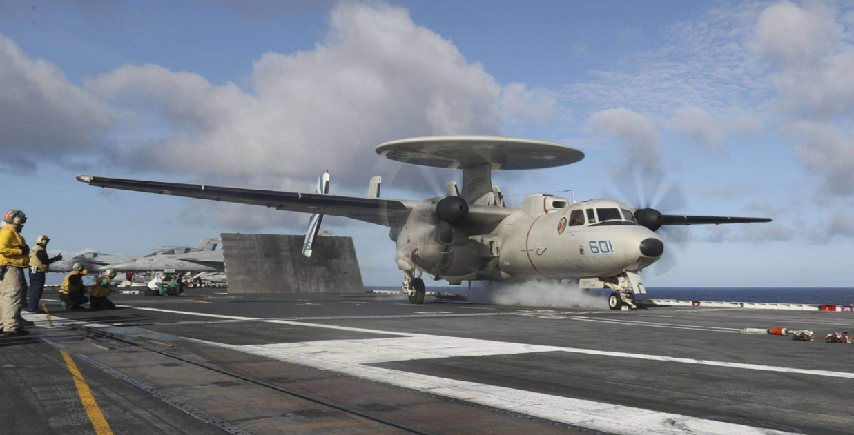 美国海军预警机发生意外,与航母上的F-18战机相