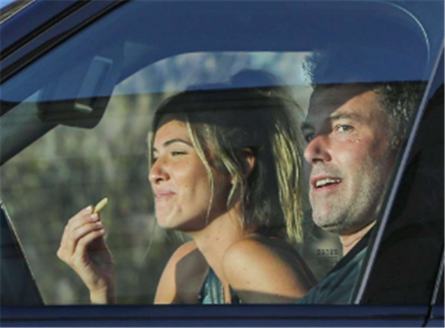 “蝙蝠侠”本阿弗莱克离婚后交往新女友，如今