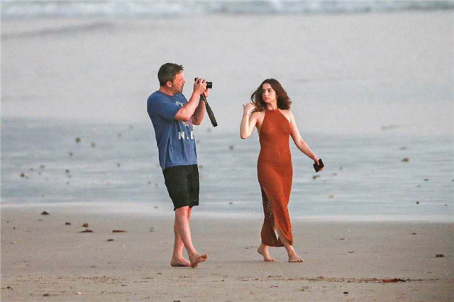 “蝙蝠侠”本阿弗莱克离婚后交往新女友，如今