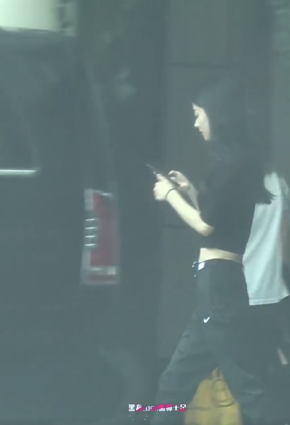 赵丽颖新剧路透，穿露脐装大秀蚂蚁腰，换上白