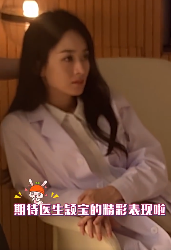 赵丽颖新剧路透，穿露脐装大秀蚂蚁腰，换上白