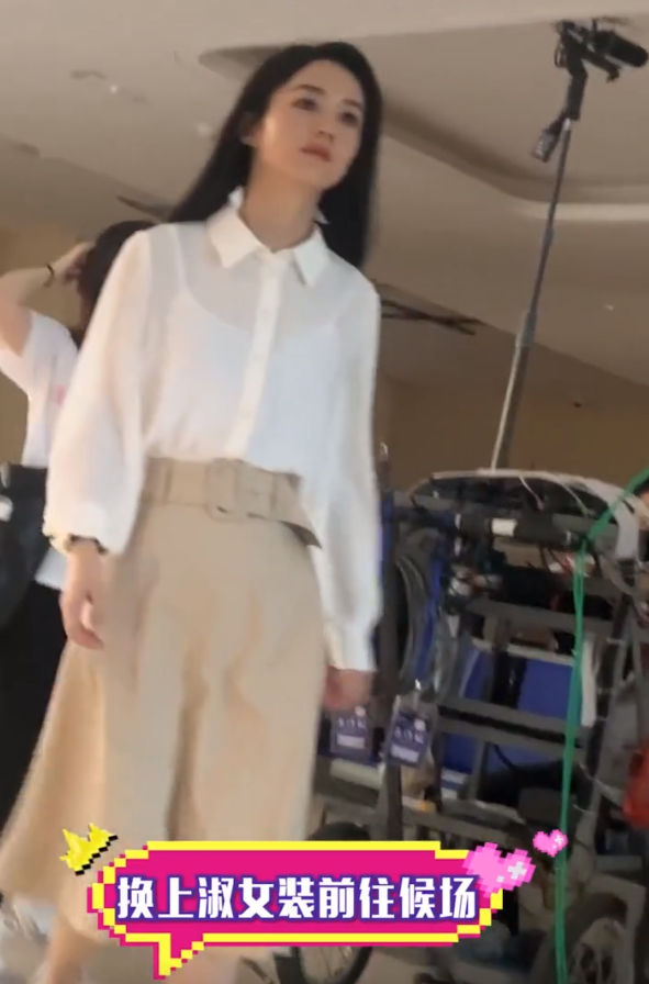 赵丽颖新剧路透，穿露脐装大秀蚂蚁腰，换上白