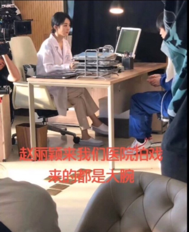 赵丽颖新剧路透，穿露脐装大秀蚂蚁腰，换上白