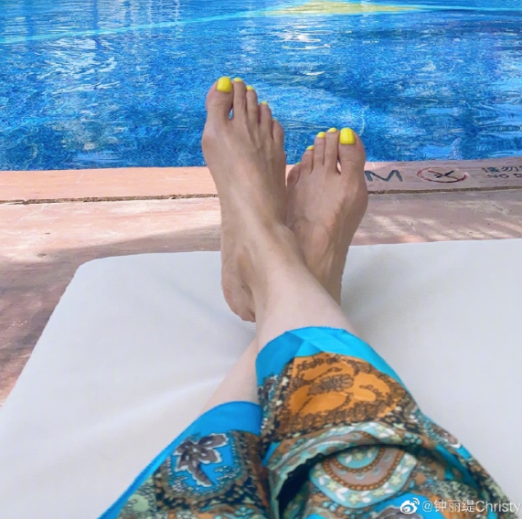 钟丽缇50岁生日将至，晒美照秀恩爱，皮肤吹弹可