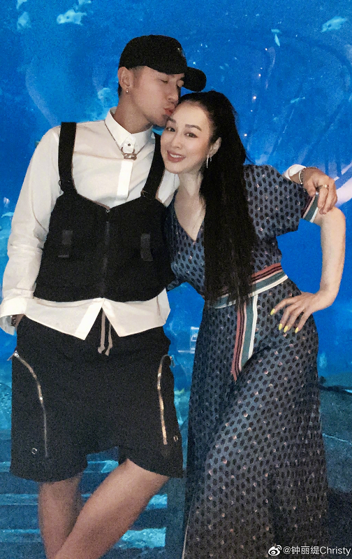 钟丽缇50岁生日将至，晒美照秀恩爱，皮肤吹弹可