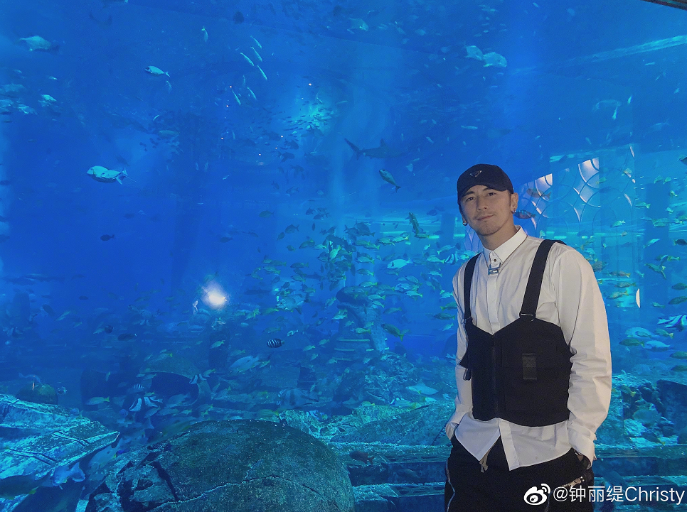 钟丽缇50岁生日将至，晒美照秀恩爱，皮肤吹弹可